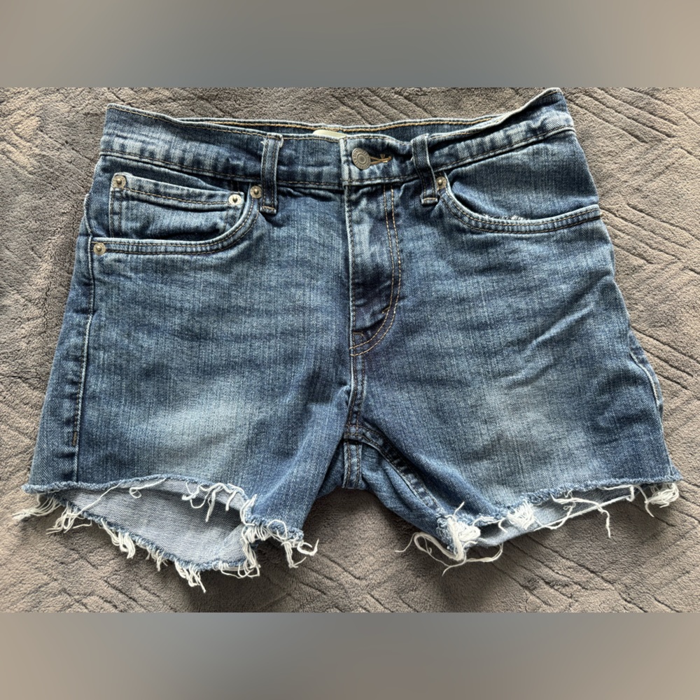 Mid waisted Levi 511 slim jean shorts